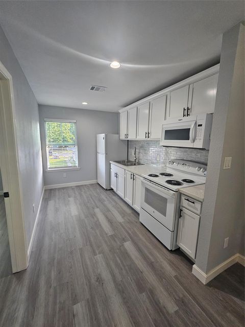 Photo of 4724 4th Units B,C,D,E Street, Bacliff, TX 77518 (MLS # 54656529)