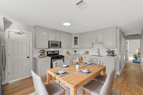 Photo of 915 Avenue E, Rosenberg, TX 77471 (MLS # 56340628)