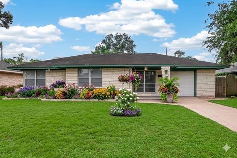 Photo of 1207 Stonecrest Drive, Houston, TX 77018 (MLS # 27699078)