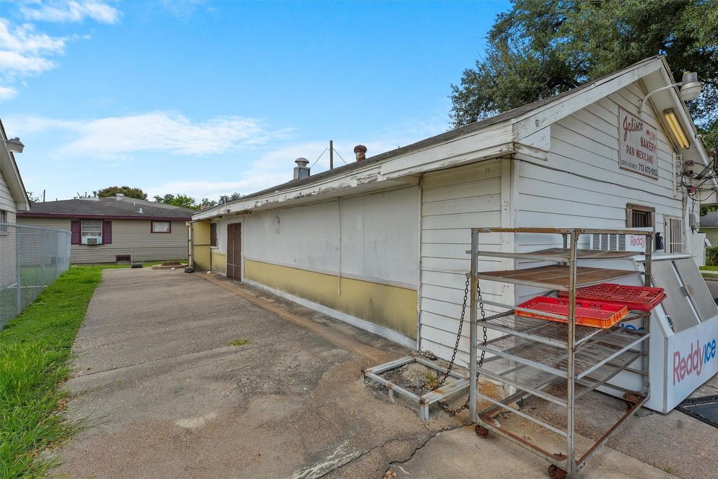 Photo of 2915 Kashmere Street, Houston, TX 77026 (MLS # 49688374)