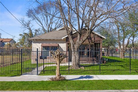 Homes For Sale - 5219 Farmer Street<br/> Houston, TX 77020