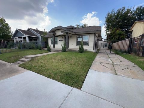 Photo of 224 Everton Street #Back, Houston, TX 77003 (MLS # 25178240)