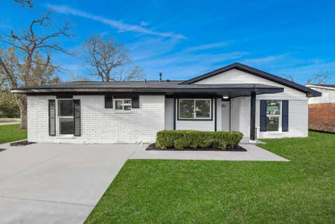 Photo of 101 Talisman Street, Lake Jackson, TX 77566 (MLS # 65505203)