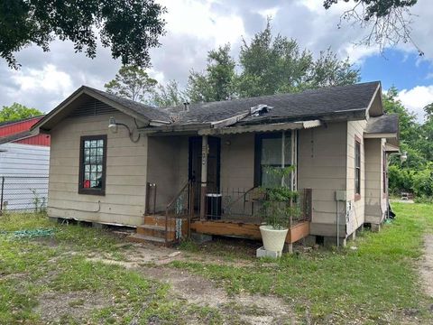 Homes For Sale - 214 Bolden Street<br/> Houston, TX 77029