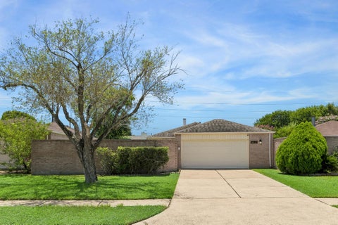 Photo of 16123 Camino Del Sol Drive, Houston, TX 77083 (MLS # 57915954)