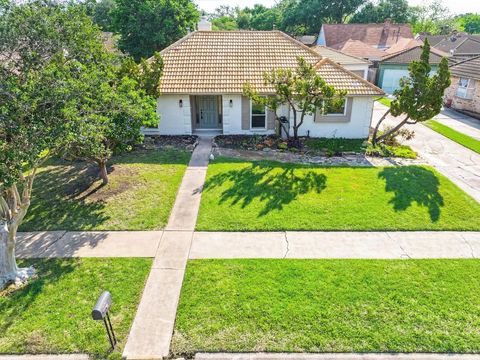 Photo of 10519 Kirkwren Drive, Houston, TX 77089 (MLS # 28510476)