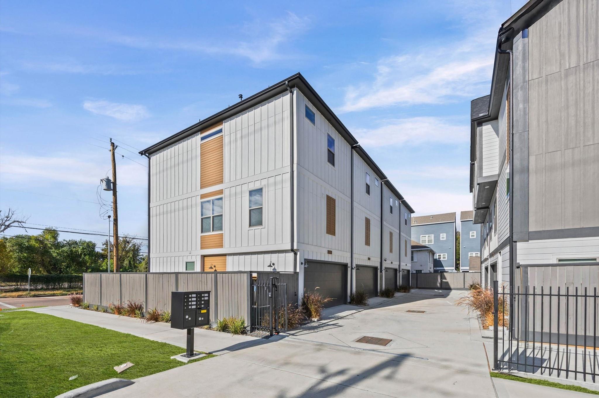 2530 Live Oak Street