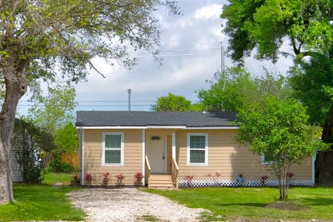 Photo of 100 18th Avenue N, Texas City, TX 77590 (MLS # 32238376)