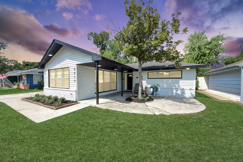 Photo of 9610 Westview Drive, Houston, TX 77055 (MLS # 68667054)