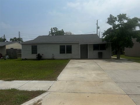 Photo of 811 W 11th Street, Freeport, TX 77541 (MLS # 3161903)