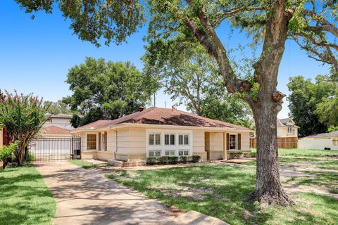 Photo of 5642 Wickersham Lane, Houston, TX 77056 (MLS # 22895819)