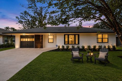 Photo of 4238 T C Jester Boulevard, Houston, TX 77018 (MLS # 21057170)