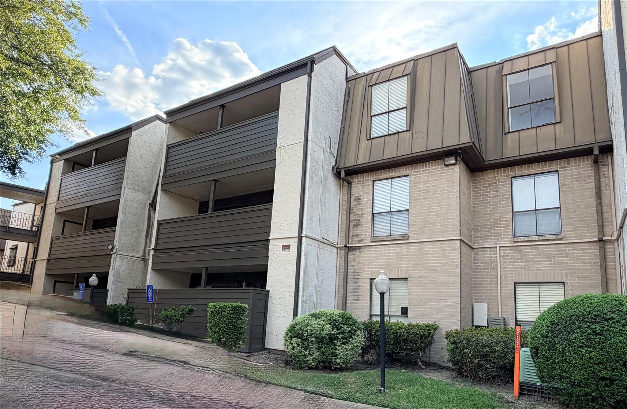 3075 Walnut Bend Lane 24