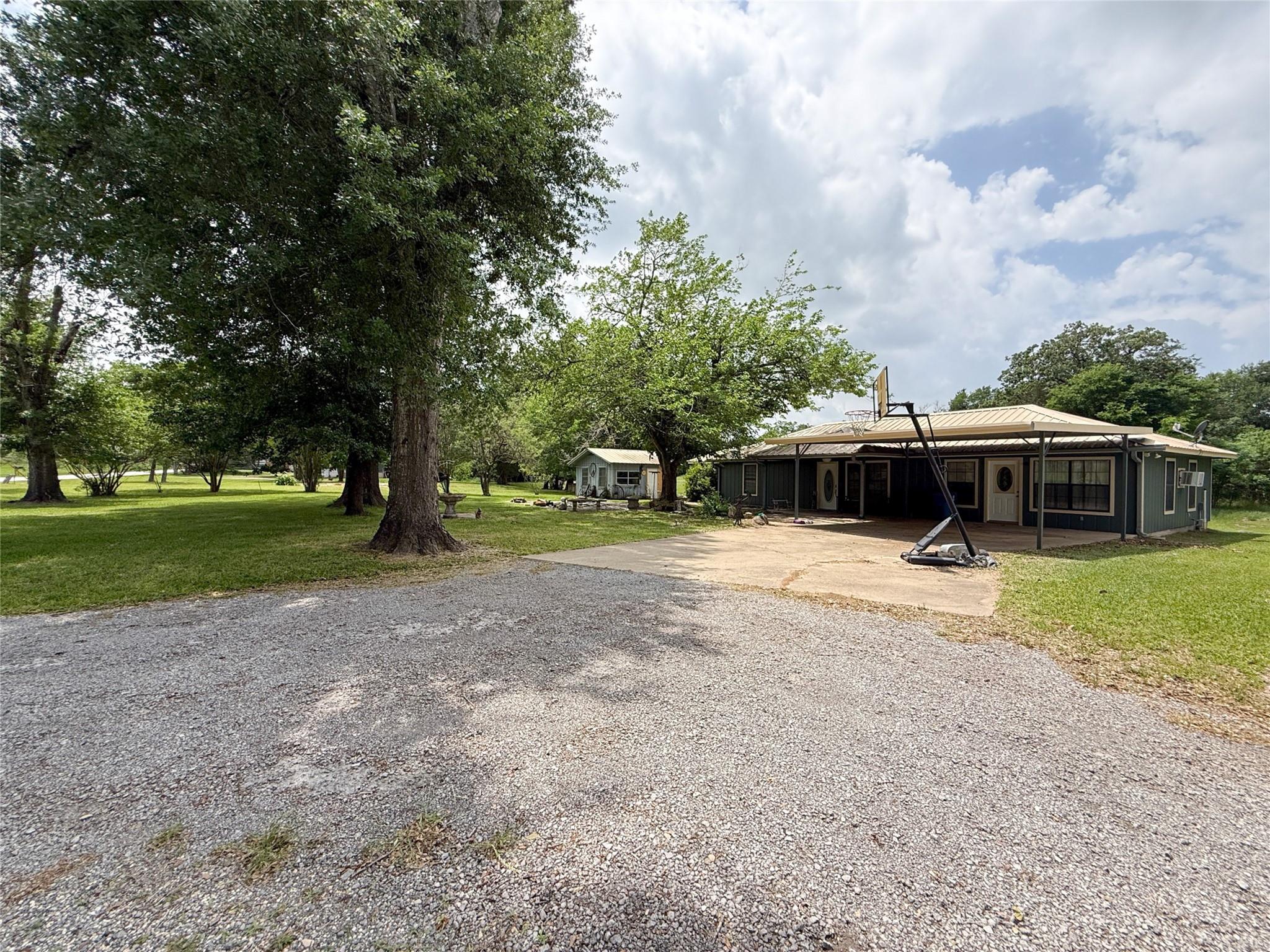 708 W Railroad