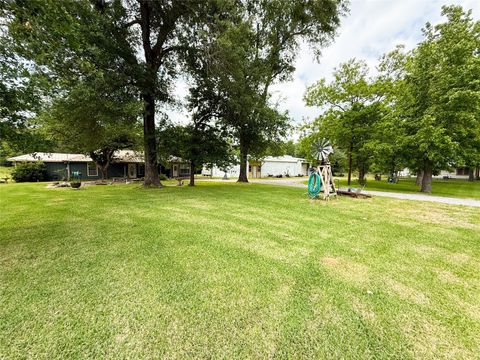 Photo of 708 W Railroad St, Buffalo, TX 75831 (MLS # 94905421)