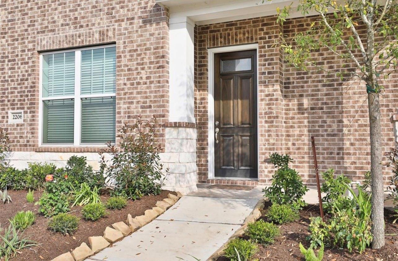 2206 Bridgeport Path Drive