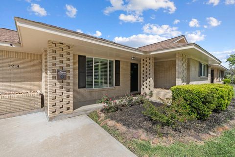 Photo of 1214 W 31st Street, Houston, TX 77018 (MLS # 42365936)