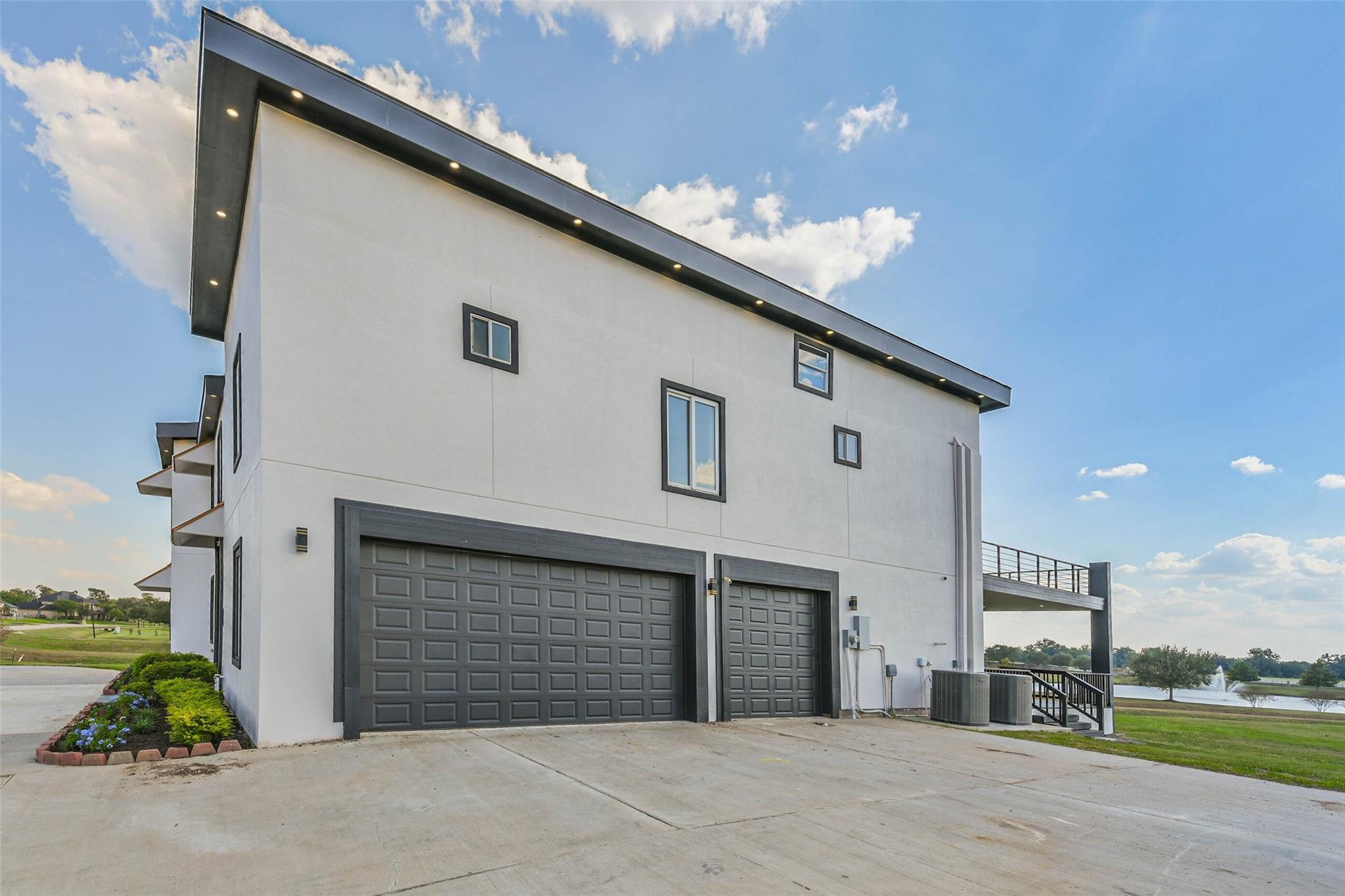 703 Leaning Oak Trail