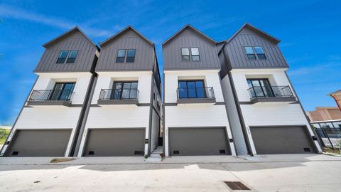 Photo of 2428 Ella Boulevard, Houston, TX 77008 (MLS # 20809535)