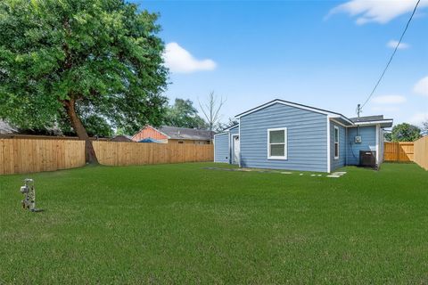 Tiny photo for 6622 Moss Rose Street, Houston, TX 77087 (MLS # 79071803)