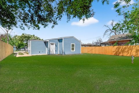 Tiny photo for 6622 Moss Rose Street, Houston, TX 77087 (MLS # 79071803)