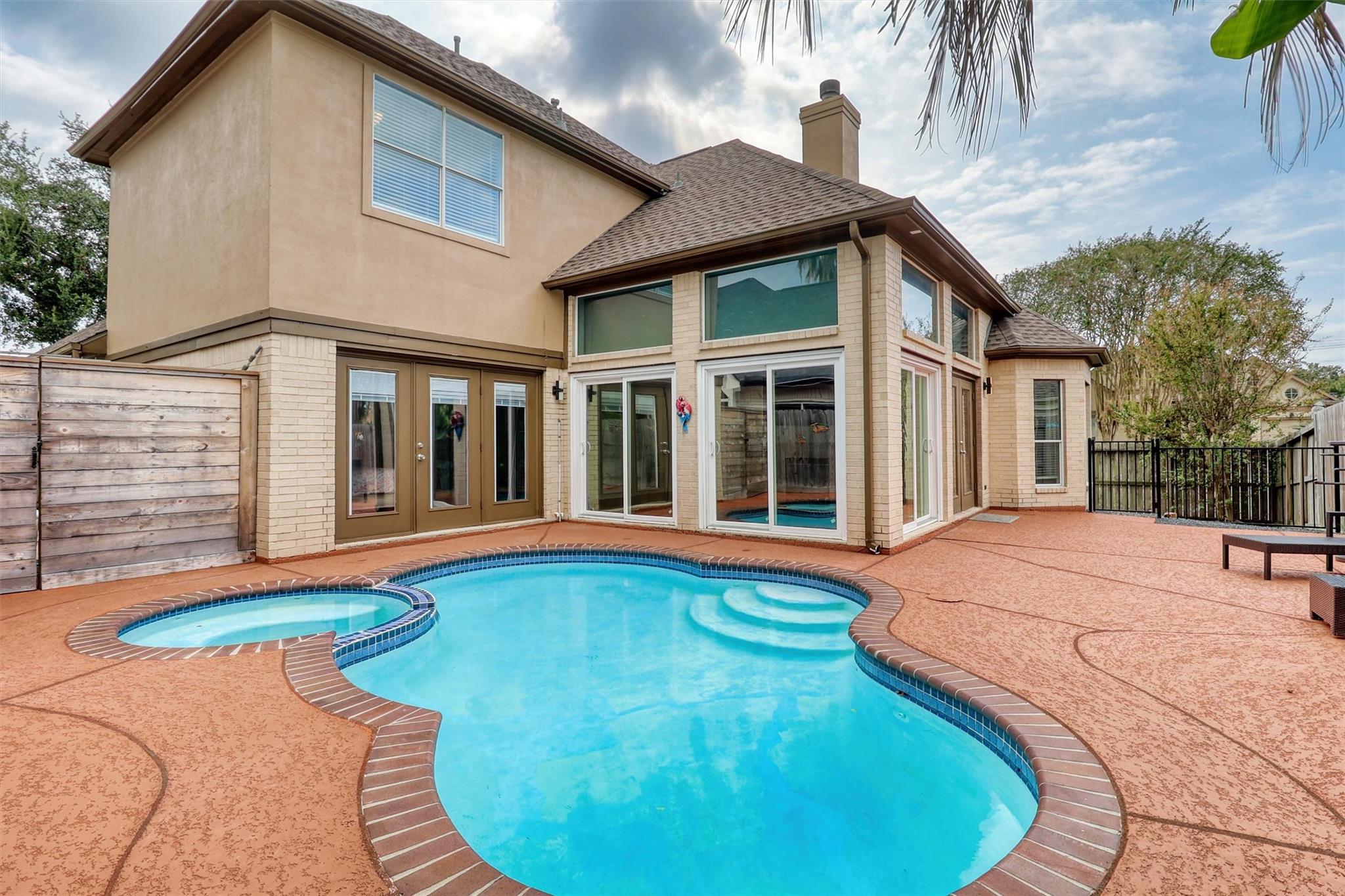 201 Las Brisas Street