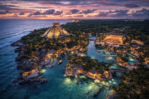 Large Beachfront Hotel In The Mexican Caribbean   