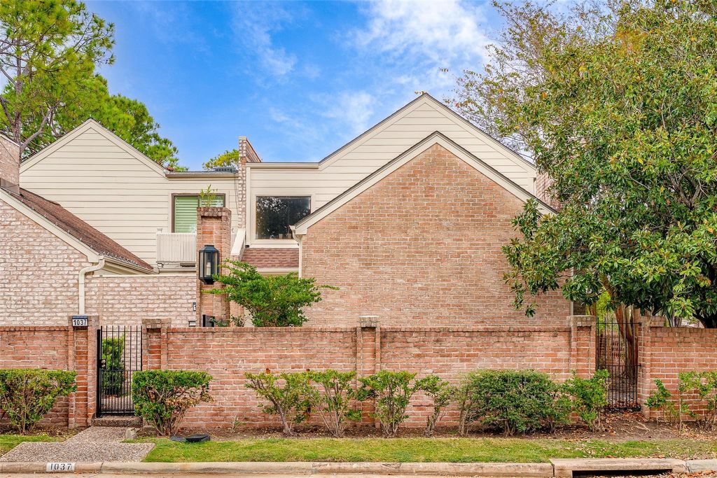Photo of 1037 Townplace Street, Houston, TX 77057 (MLS # 2196048)