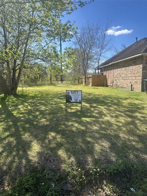 Photo of 5210 Jezebel Street, Houston, TX 77033 (MLS # 35705852)