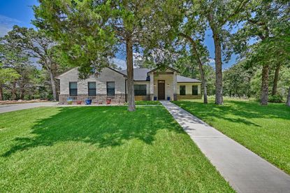 308 Pinehurst Dr, New Ulm, TX