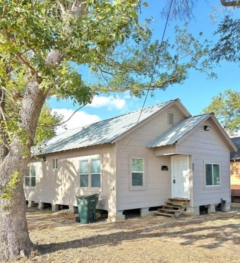 Photo of 907 E Jackson Street, El Campo, TX 77437 (MLS # 92085426) Photo of 907 E Jackson Street, El Campo, TX 77437 (MLS # 92085426)