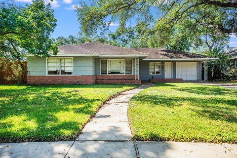 Photo of 4807 Saxon Street, Bellaire, TX 77401 (MLS # 42486846) Photo of 4807 Saxon Street, Bellaire, TX 77401 (MLS # 42486846)