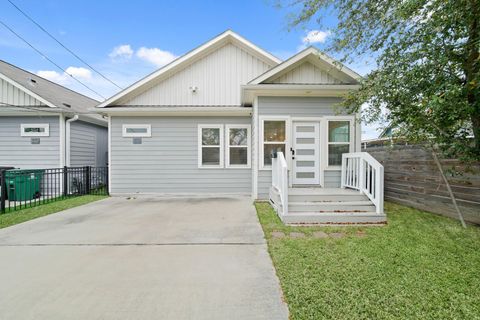 Photo of 505 Carl Street, Houston, TX 77009 (MLS # 3585971)