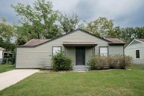 Photo of 1308 N Rock Island Street, Angleton, TX 77515 (MLS # 63590214)