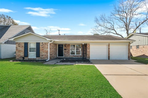 Homes For Sale - 5203 Chantilly Lane<br/> Houston, TX 77092