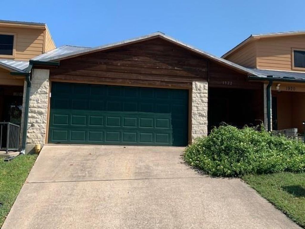 Photo of 1922 20th Street, Huntsville, TX 77340 (MLS # 27097423)