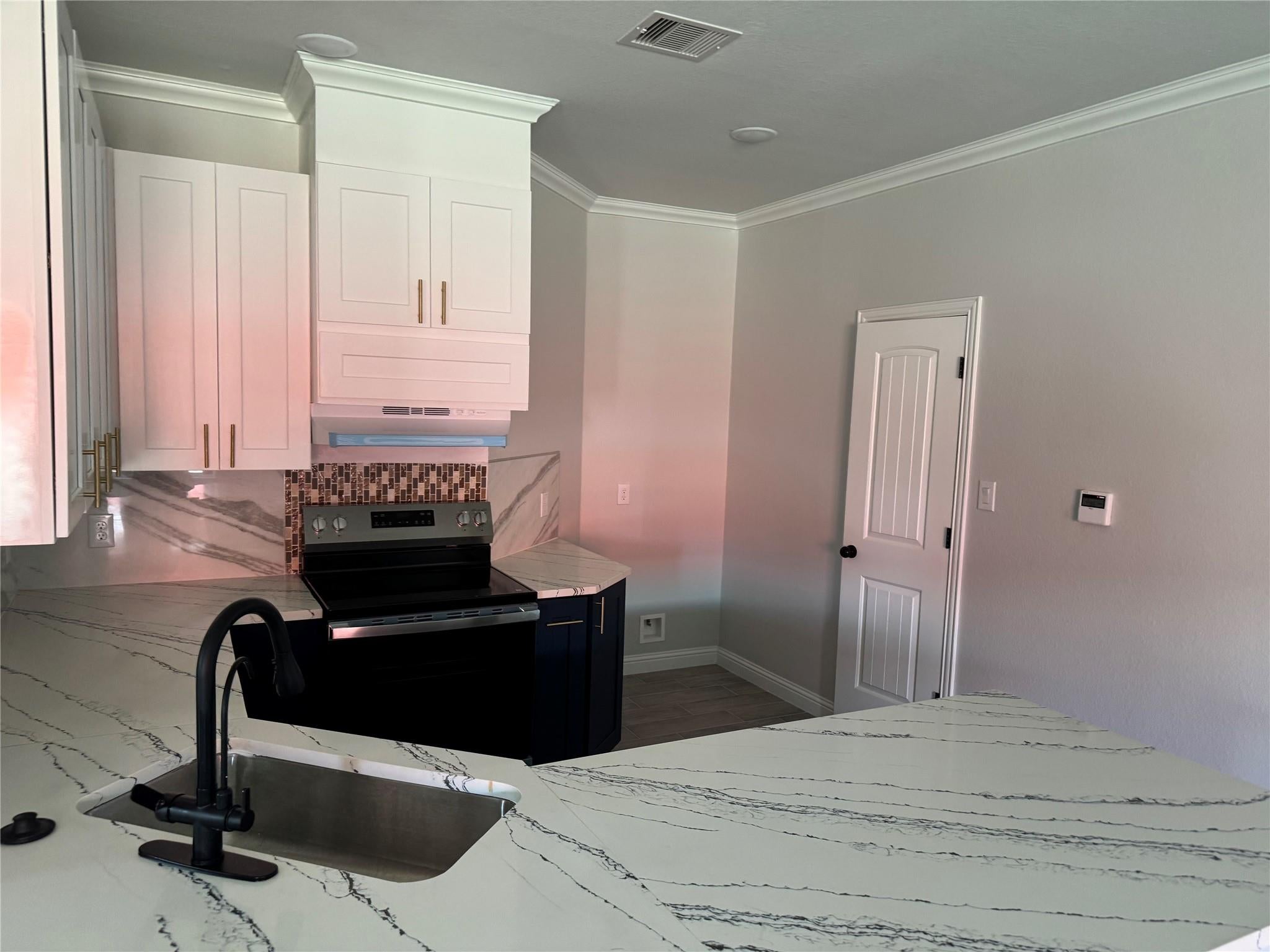 6713 Windhaven