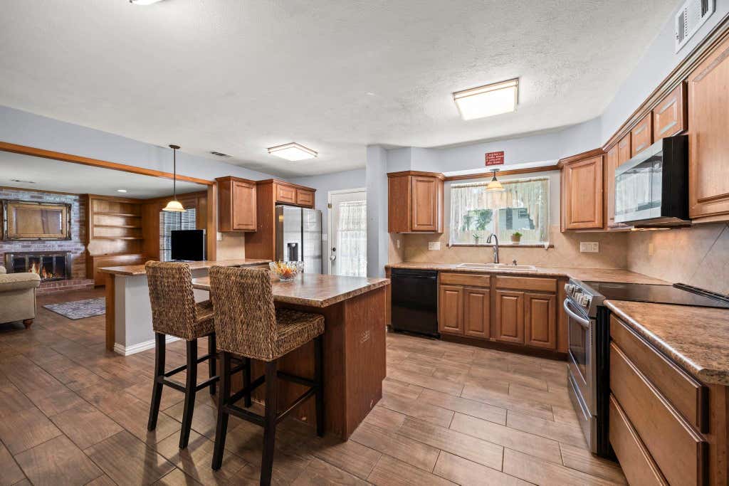 Photo of 2142 Parkdale Drive, Houston, TX 77339 (MLS # 95185880)