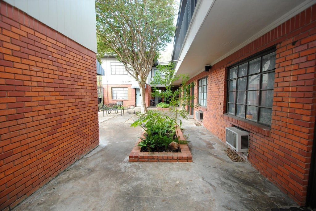 Photo of 2501 Yoakum Boulevard #14, Houston, TX 77006 (MLS # 93133678)