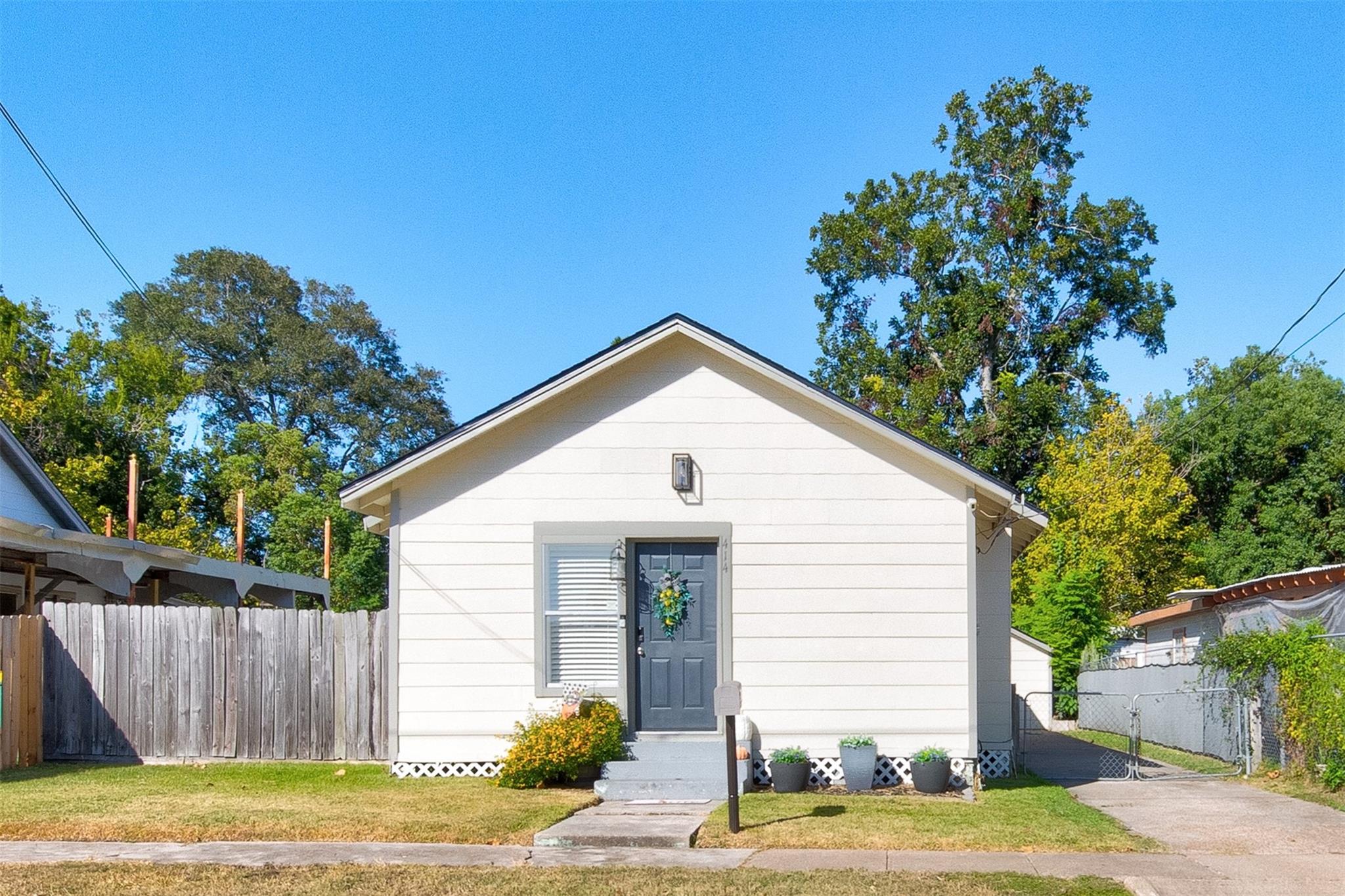 414 E Adoue Street