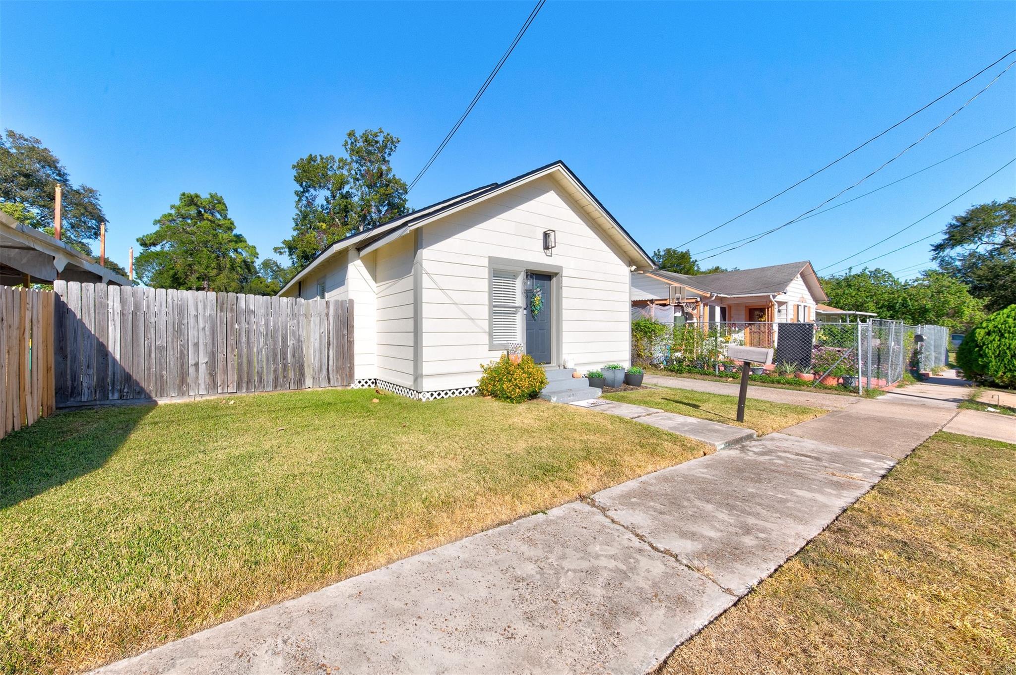 414 E Adoue Street