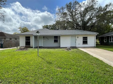 Photo of 140 Laurel Street, Lake Jackson, TX 77566 (MLS # 93081696)