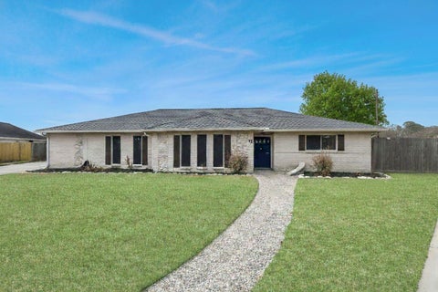 Photo of 15 Haverford Lane, Friendswood, TX 77546 (MLS # 10247590)