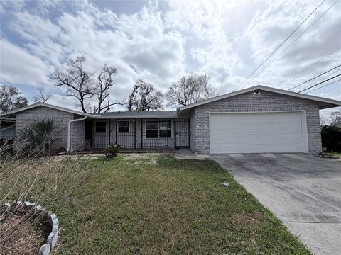 Photo of 5902 Willow Glen Drive, Houston, TX 77033 (MLS # 81459550)