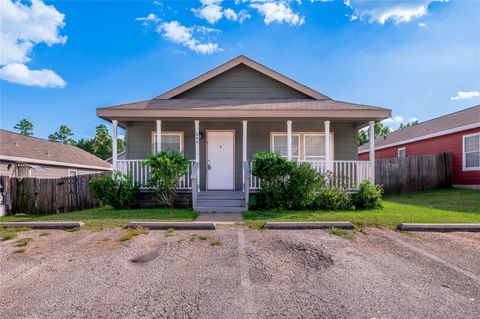 Photo of 121 Varsity Drive, Huntsville, TX 77340 (MLS # 85530480)