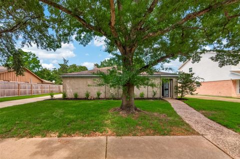 Photo of 15539 Torry Pines Road, Houston, TX 77062 (MLS # 32197257)