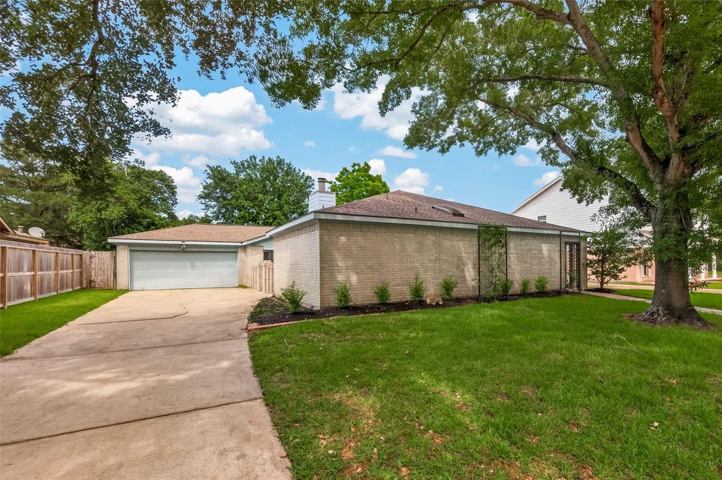 Photo of 15539 Torry Pines Road, Houston, TX 77062 (MLS # 32197257)
