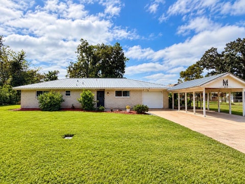Photo of 809 E Hamilton Street, West Columbia, TX 77486 (MLS # 74907445)