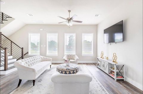 Photo of 1740 Cove Crescent Court, Houston, TX 77055 (MLS # 32481746)