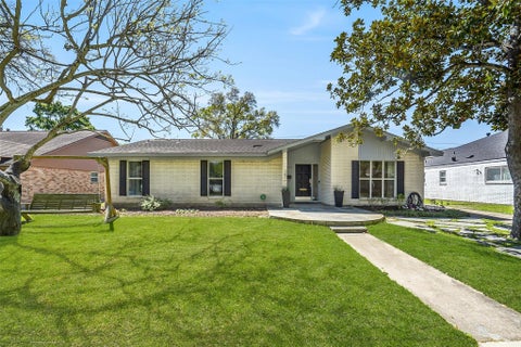 Photo of 6215 Queensloch Drive, Houston, TX 77096 (MLS # 26374890)